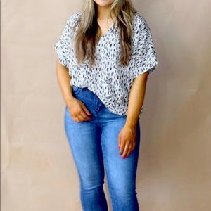 NWT. Ivory printed top, super cute with denim